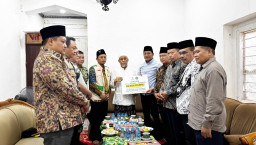 Bupati Subandi Serahkan Donasi dari Para ASN ke Pesantren Al-Khoziny