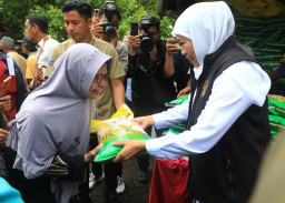 Gubernur Khofifah Pastikan Stabilitas Harga Bahan Pokok Jelang Nataru Terjaga Lewat Pasar Murah