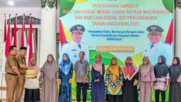 Pemkab Madiun Salurkan Bantuan Modal Usaha dan PKH Graduasi kepada 130 Warga
