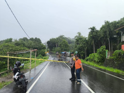 Akibat Tanah Longsor, Jalan Teluk Bayur Amblas dan Ditutup Sementara