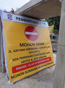 Pekerjaan Crossing Saluran U-Ditch di Gayung Kebonsari Surabaya, Molor