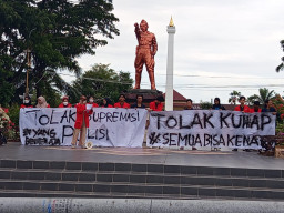 Mahasiswa BEM Madiun Gelar Aksi Tolak UU KUHAP Baru, di Alun-Alun Kota Madiun