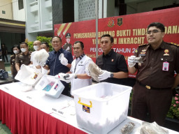 Kejari Tanjung Perak Musnahkan Ribuan Barang Bukti Narkotika dan Senjata Tajam