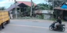 Motor Ngebut Tabrak Truk yang Putar Balik