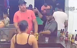 Asyik Kongkow di Bar, Pria Ini Ditembak dari Dekat