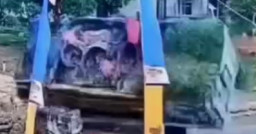 Truk Pengangkut Singkong Terbalik, Penumpang dan Muatan Berhamburan