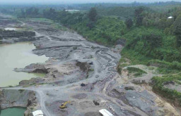 Dilema Galian C Blitar, Lumpur Masuk Sawah Warga