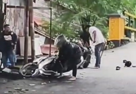 Duel Tak Seimbang di Jembatan Merah, Pria Bawa Katana Serang Korban yang Sudah Minta Ampun