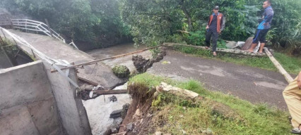 Banjir Bandang di Jember Jembatan Penghubung Dua Dusun Putus
