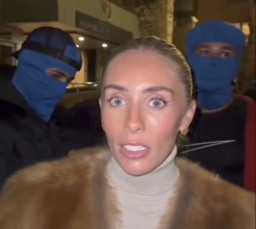 Diusir dari Bali, Bintang Film Porno Hina Bendera Merah Putih di Depan KBRI London