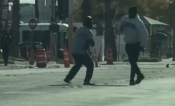 Heboh! Pria Tak Dikenal Membabibuta Tikam Semua Orang di Jalan, 1 Tewas