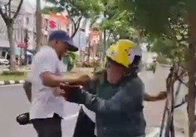 Ketahuan, Maling Helm Dihajar Massa