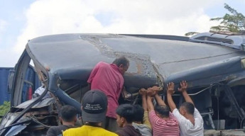 Bus TNI AL Angkut 20 Orang Tabrak Bagian Belakang Truk di Jalan Tol Belmera