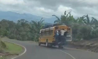 Bus Alami Rem Blong, Penumpang Nekat Melompat
