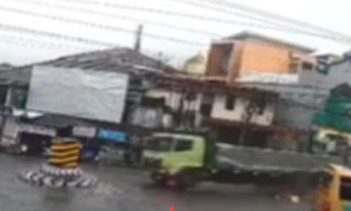 Rem Blong, Truk Muatan Keramik Tabrak Tugu di Tengah Jalan