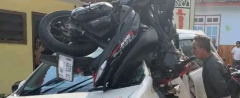 Rem Blong, Honda Beat Tabrak Avanza sampai Nyantol di Atas Mobil
