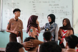 Pastikan Anak Sekolah Nikmati Makanan Sehat dan Bergizi, Mbak Wali Meninjau MBG di SMPN 8 Kediri