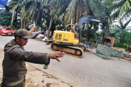 Operasi Penertiban Berlanjut, Satpol PP Depok Bongkar Puluhan Bangunan Liar