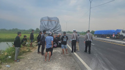 Seorang Pengendara Motor Meninggal usai Tabrak Truk Parkir di JLU Lamongan