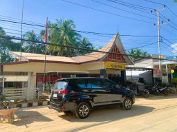 Polsek Pauh Turun Tangan Kendalikan Lalu Lintas dan Bagikan Masker