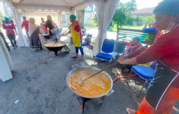 Ratusan Kilogram Rendang Dibagikan: Aksi Kemanusiaan Dispar Padang Hangatkan Korban Banjir