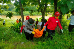 Mayat Pria tanpa Identitas Ditemukan Mengapung di Bengawan Madiun, Evakuasi Terkendala Arus Deras
