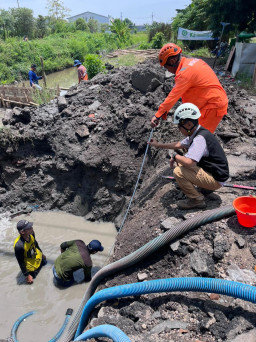 Kolaborasi PLN dengan Dinas PU Sidoarjo, Amankan SKTT Terdampak Rehabilitasi Jembatan Banjarsari