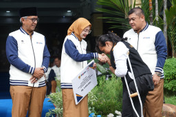 Mbak Wali Serahkan SK Kenaikan Pangkat ASN, BLT, dan Apresiasi Atlet Berprestasi