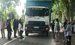 Puluhan Warga Pantura Gresik Turun Jalan, Tertibkan Truk Truk Muatan Tambang Ancam Keselamatan