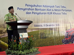 Bupati Sidoarjo Kukuhkan Kelompok Tani, Serahkan Bantuan Alsintan dan Salurkan Kredit Usaha Rakyat