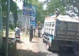 Masyarakat Pantura Gresik Tertibkan Truk di Jalur Deandels, ke Mana Aparat Berwenang?