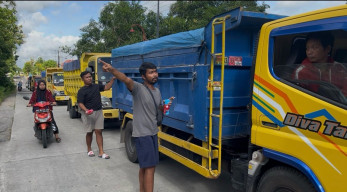 Sweeping Berlanjut, Giliran Warga Sampung Ponorogo Cegat Dan Turunkan Muatan Truk ODOL