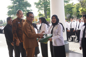 Wali Kota Batu Serahkan SK PPPK Paruh Waktu kepada 1.233 Pegawai