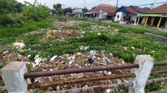 Sungai di Sambungrejo Sidoarjo Dipenuhi Sampah, Imbauan Larangan Tak Digubris