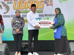 Bupati Sidoarjo Tutup Festival Bandeng dan Udang 2025, Dorong UMKM Perikanan Mendunia