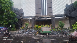 Gapura Selatan Gedung Pemkab Lamongan Roboh, Sejumlah Pohon Tumbang