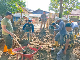 Personel Satpol PP Padang Bantu Pengangkatan Lumpur Pasca Banjir