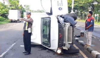 Mobil Wuling Bertuliskan BGN SPPG Kecelakaan di Jalan Raya Babat Lamongan