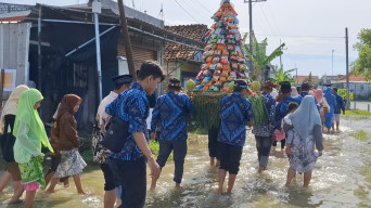 Ratusan Warga Desa Seduni Lamongan, Ikuti Sedekah Bumi di Tengah Banjir