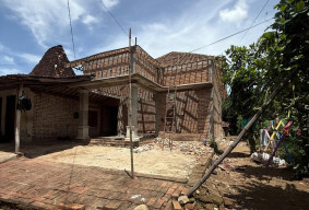 Istri Diduga Selingkuh, Pria di Ponorogo Ini Robohkan Rumah dengan Ekskavator