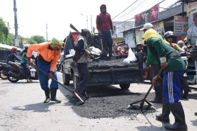 Wabup Sidoarjo Pantau Satgas Jalan Dinas PUBMSDA Sidoarjo Perbaiki Jalan Rusak