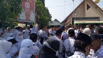 Protes Mutasi Kepala SMKN 1 Ponorogo, Ribuan Guru Geruduk Kantor Cabang Dindik