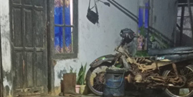 Hujan Deras, Jasad Pria Tergeletak di Teras Rumah