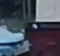 Terobos Palang Pintu, Taksi Listrik Ditabrak Kereta