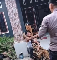 Ketahuan, Maling HP Sandera Emak-Emak