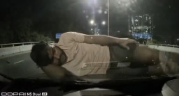 Ditabrak Mobil, Pengendara Motor Ini Langsung Berpose Buddha Tidur