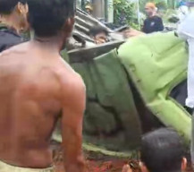 Truk Peti Kemas Nyelonong ke Halaman Rumah Warga