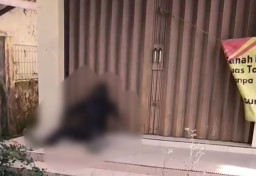 Dikira Boneka eehhh ternyata Mayat yang Sudah Kaku Duduk Depan Garasi