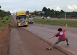 Demi Konten, Pemuda 19 Tahun Menari di Tengah Jalan Menantang Truk yang Akan Menabraknya