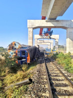 Crane Pembangunan Jalur Kereta Cepat Jatuh Menimpa Kereta yang Sedang Jalan, 22 Tewas